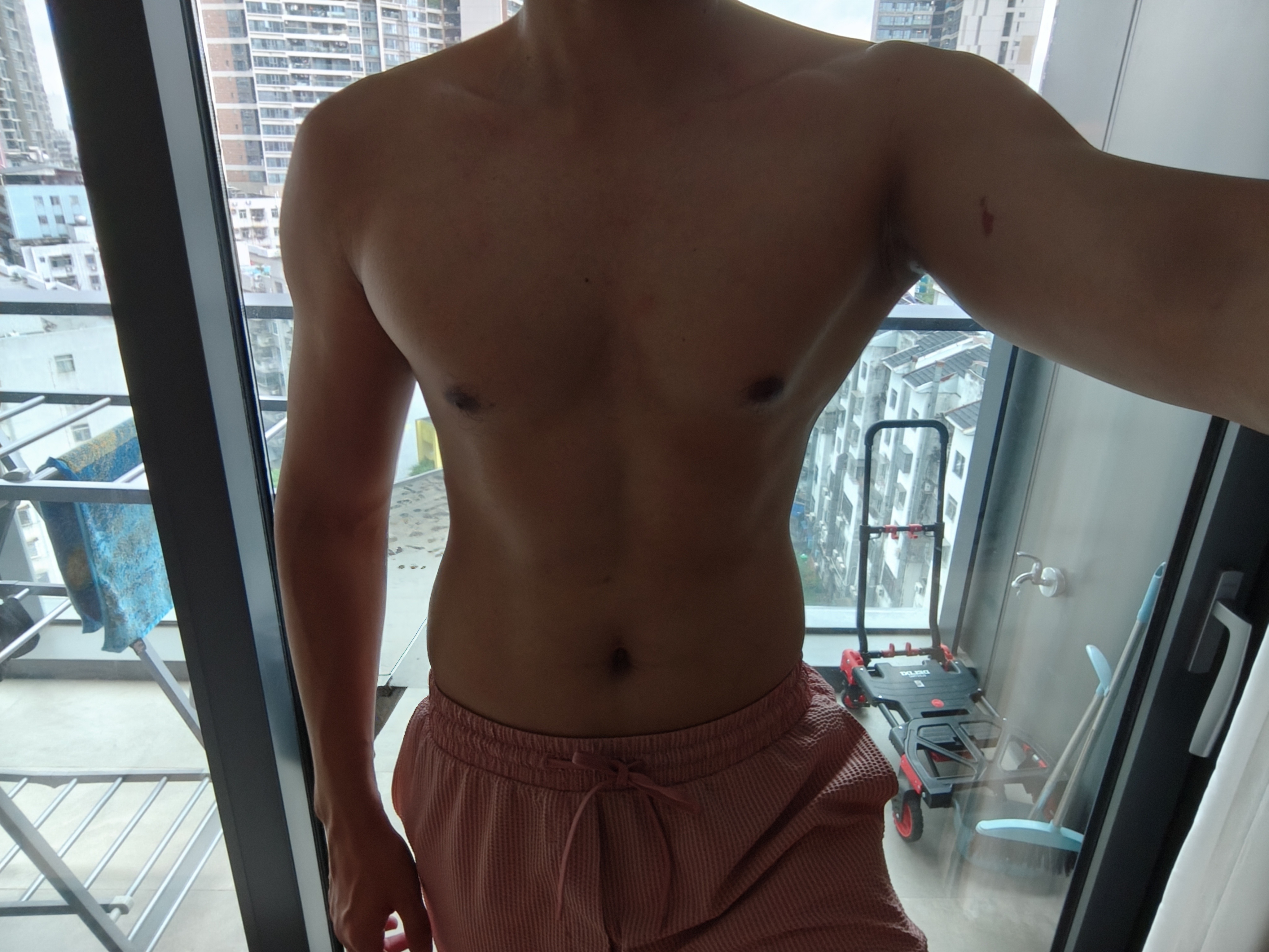 男性保持15到17的体脂，属于看起来不会胖，有一定训练痕迹，且维持起来很轻松范围