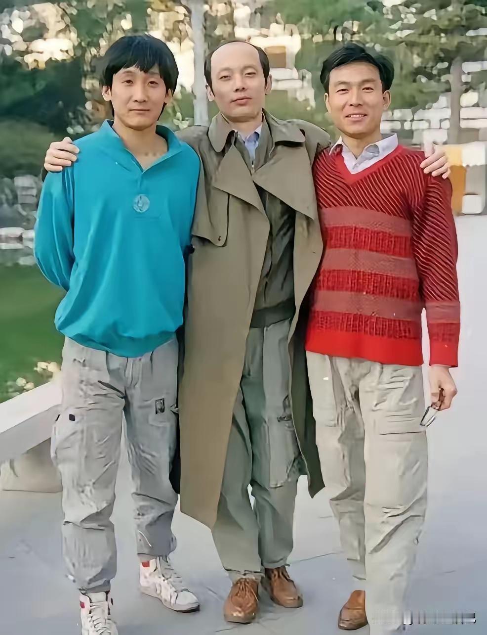 这三个演员的颜值有一拼，左边的是梁天，中间的是葛优，右边的也很眼熟，但就是叫不上