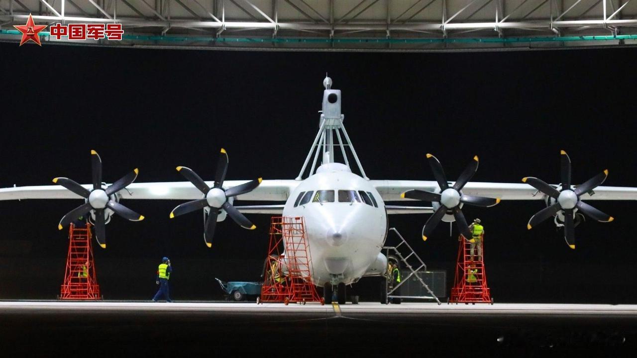 近日，海军航空兵某部开展复杂气象条件下多机型跨昼夜飞行训练，锤炼部队全天候作战能