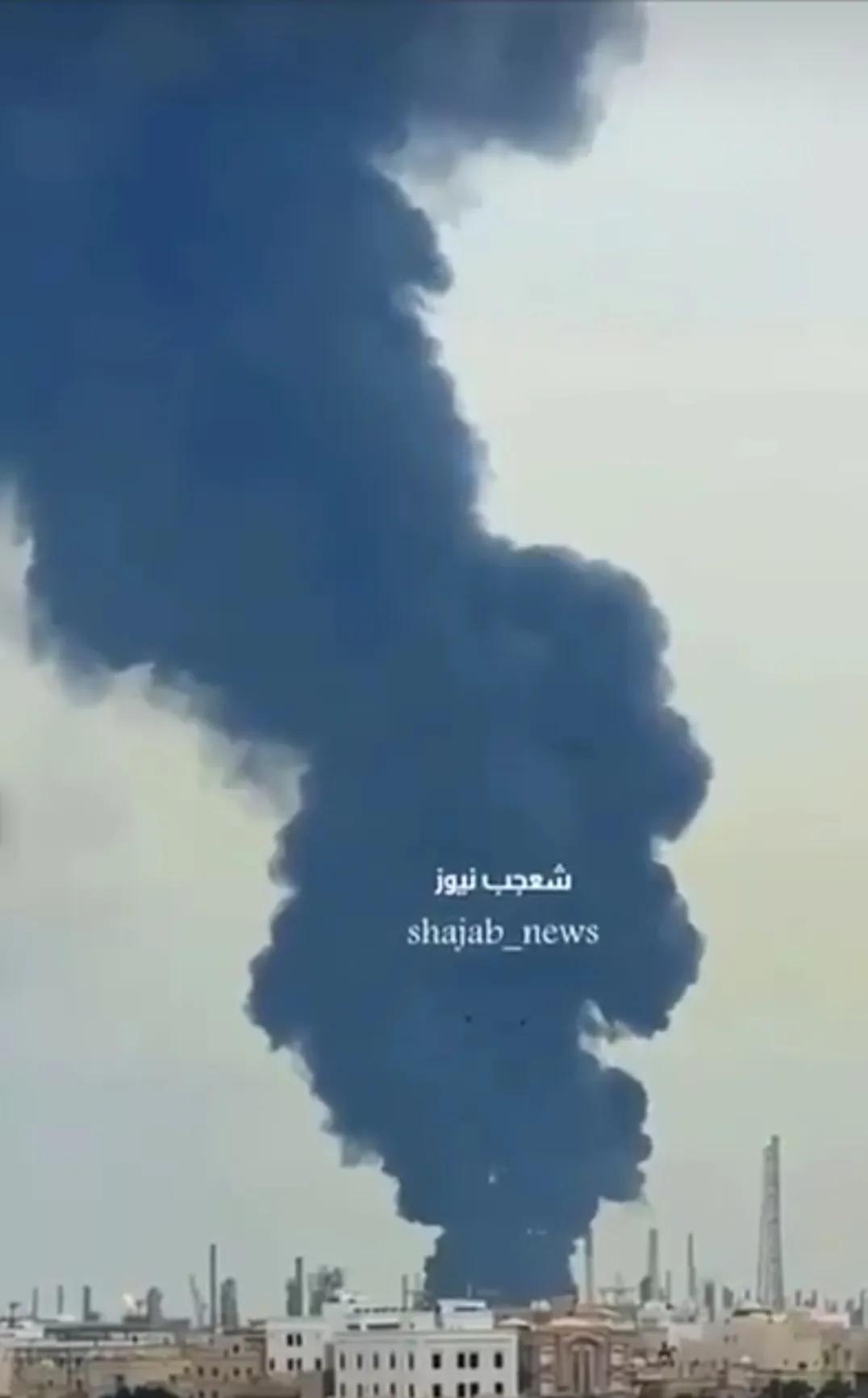 科威特艾哈迈迪港炼油厂被伊朗炸了，这黑烟冒的……
伊朗“小摩托”打这些目标手拿把