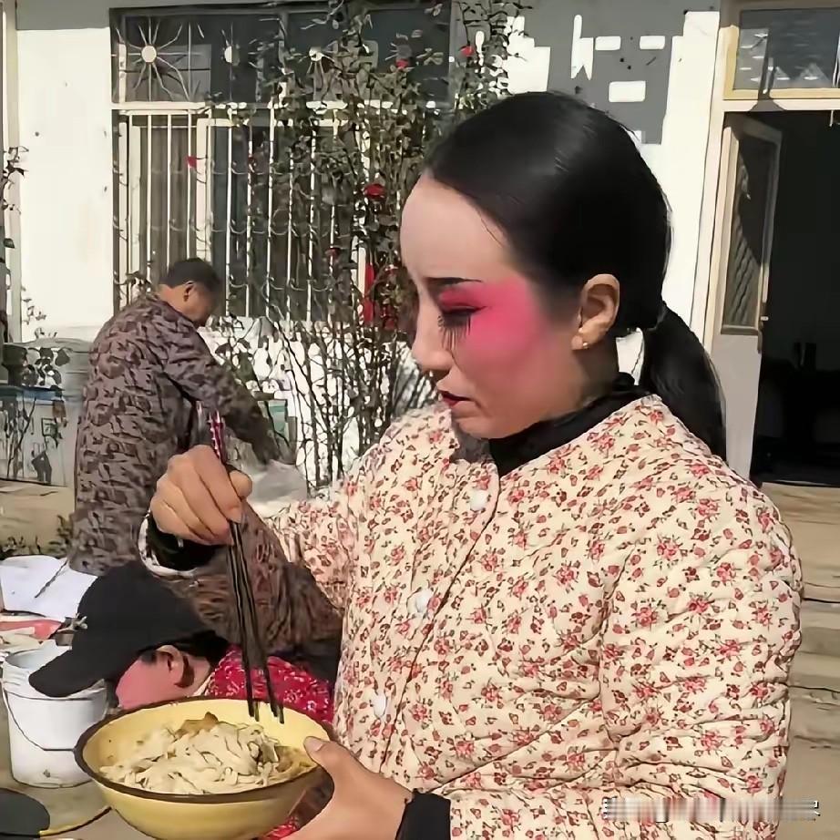 同样都是演员，有些影视演员不仅天天吃的都是山珍海味，甚至在拍戏的时候点个外卖都要