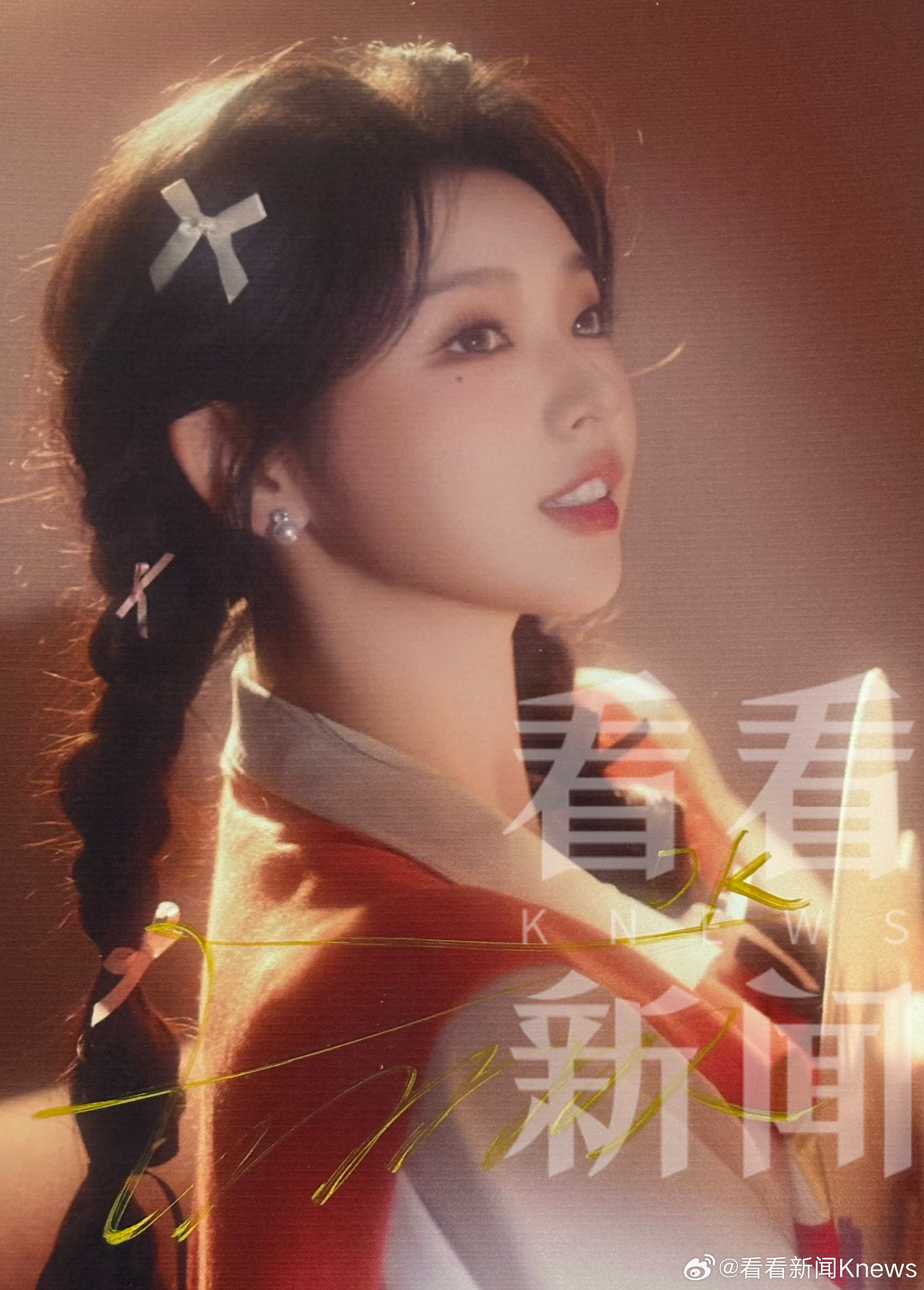 #直击微短剧品质盛典# 3月10日，一袭黑色抹胸礼服优雅亮相2026微短剧品质盛