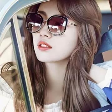 车内自拍，阳光下的美丽女孩车内的美女 车后座自拍 车景自拍 车室内自拍 车感自拍