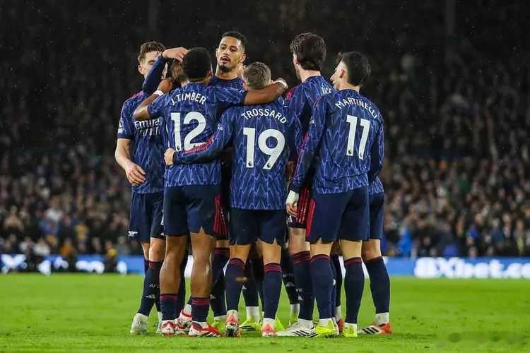 在率先结束的一场对决中，领头羊阿森纳在客场4-0横扫利兹联。终于终结了3轮不胜的