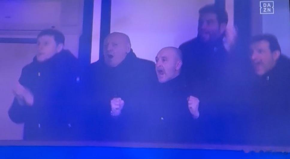 看台上的国米高层萨索洛0比5国际米兰冬奥会热点现场 