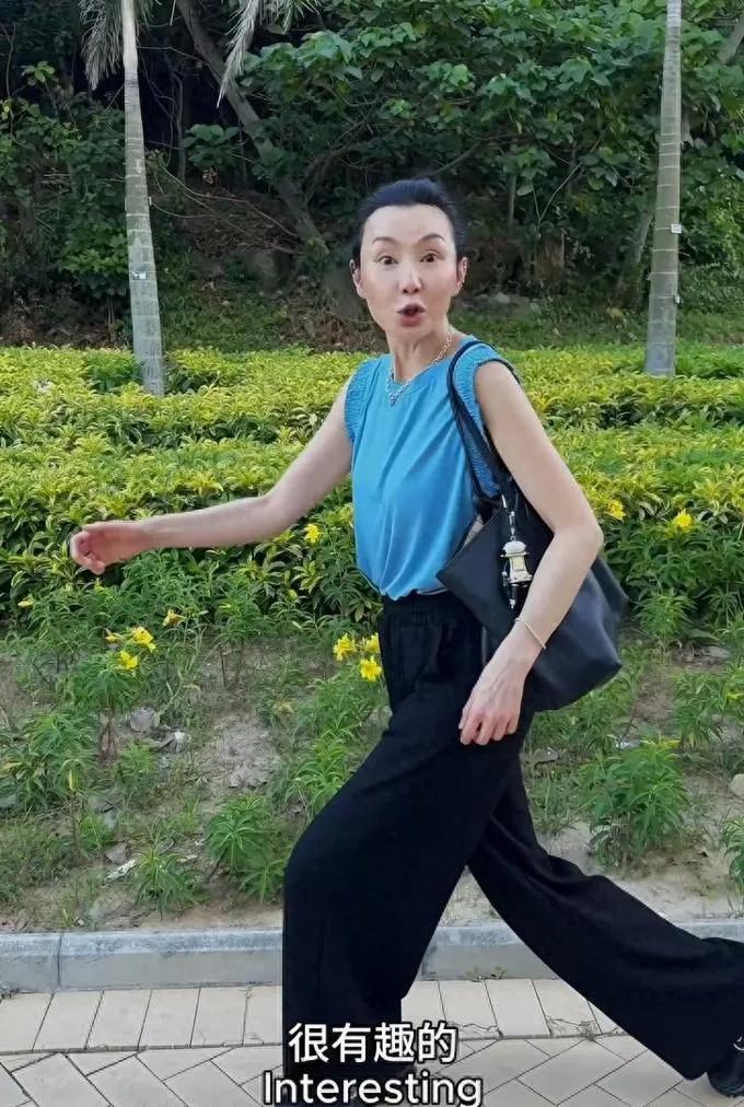 61岁张曼玉独居法国农村，岁月沉淀下的自在人生
 
好久不见张曼玉露面，最近她罕