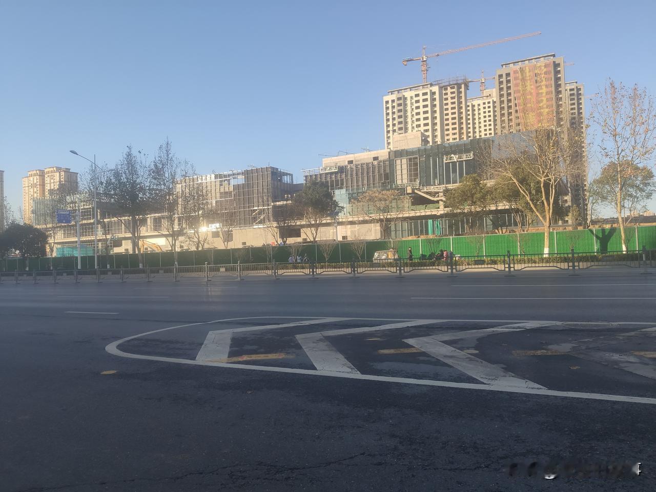 今天再度经过凯旋路建设路交叉口时，看到麦德龙施工现场正在进行外墙玻璃安装，在一路