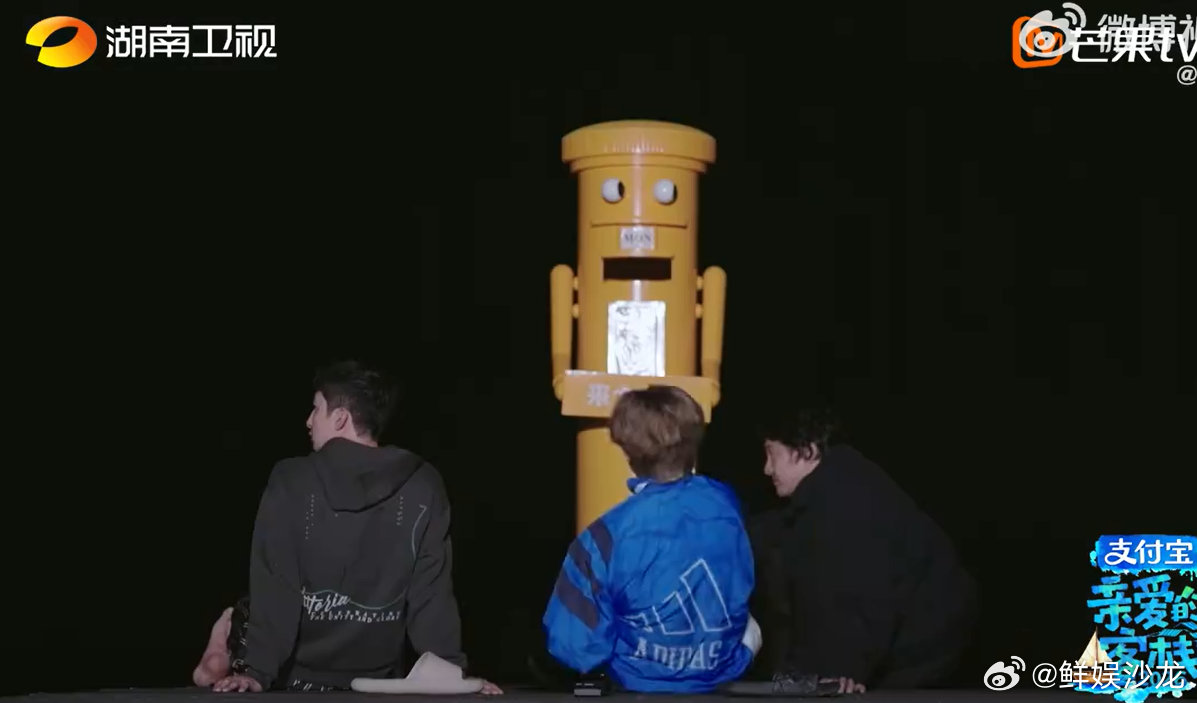 王鹤棣王传君武大靖熬夜看星星这段画面真的好温柔，三个男生安安静静躺着看星空，没有