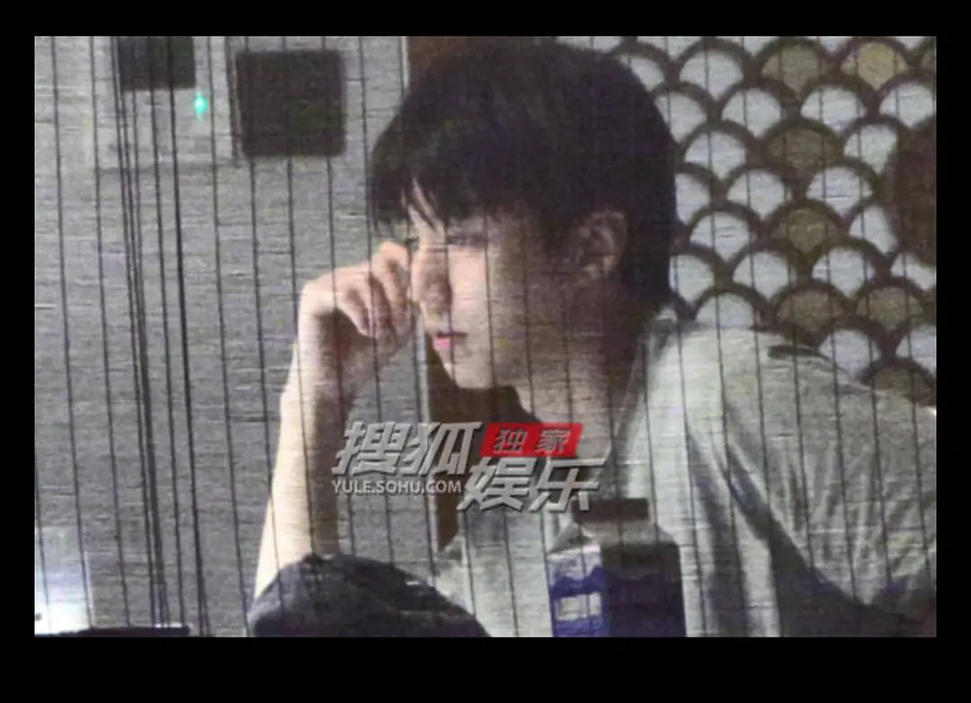 狗仔拍到王俊凯跟助理一起吃火锅 ​​​