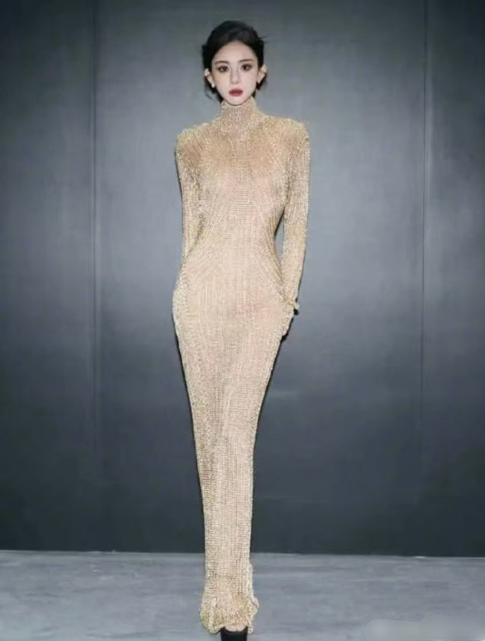 娜扎身材绝了，以为是套高定礼服，谁知走近一看竟然是件毛衣