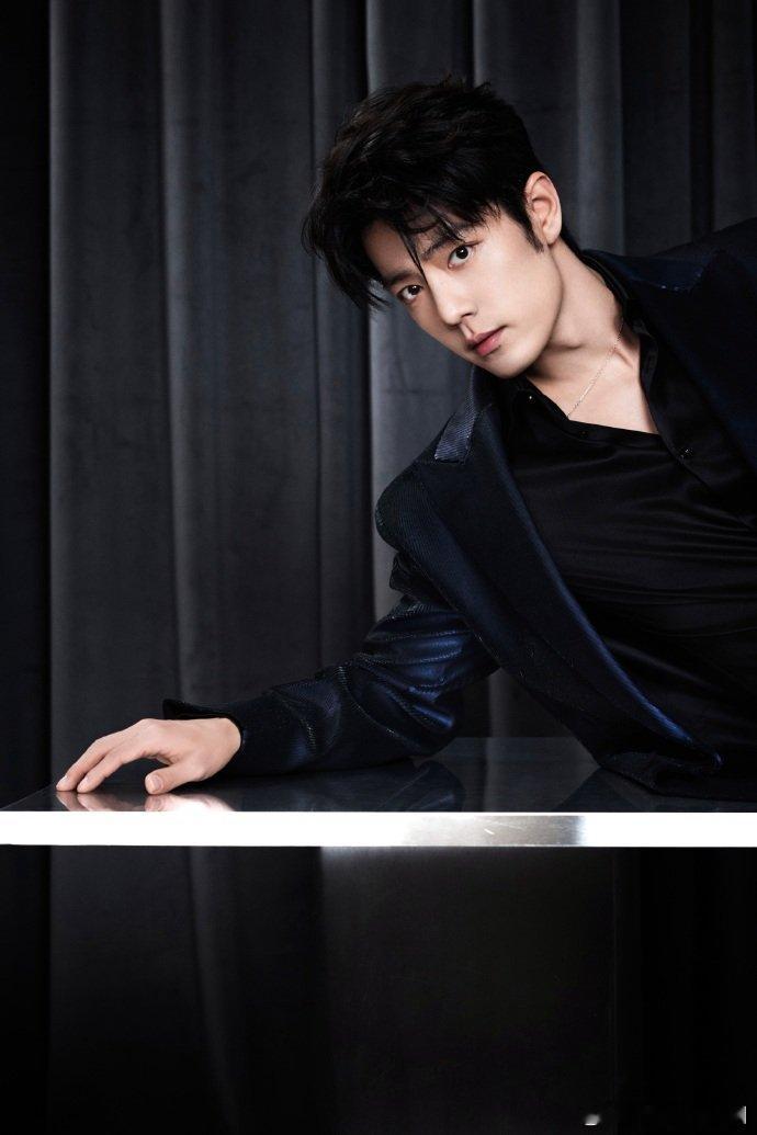 微博之夜内场肖战微博之夜新的一套造型 