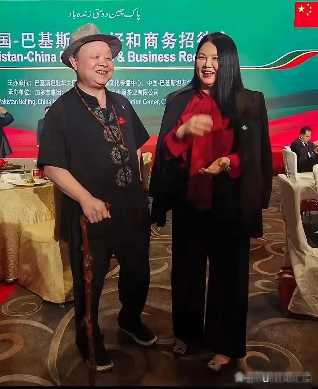 照片中这个女人很久都没露脸了，没想到一露脸就给人一顿惊吓，竟然胖成了这个样子，目