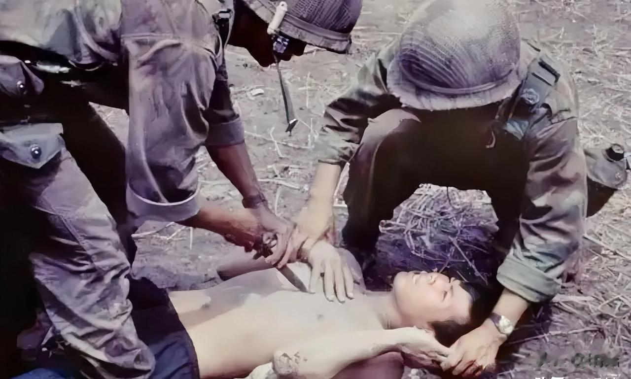 真不知道今天的越南人看到这张照片心里是什么感受？照片拍摄于越南战争时期，一名越南