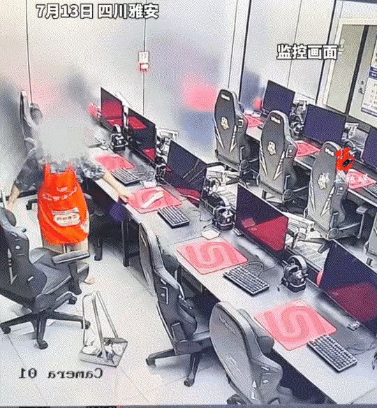 这网吧的电脑桌也太脆弱了，负责保洁的大姐轻轻一碰，一面子电脑桌齐刷刷的全倒下了，