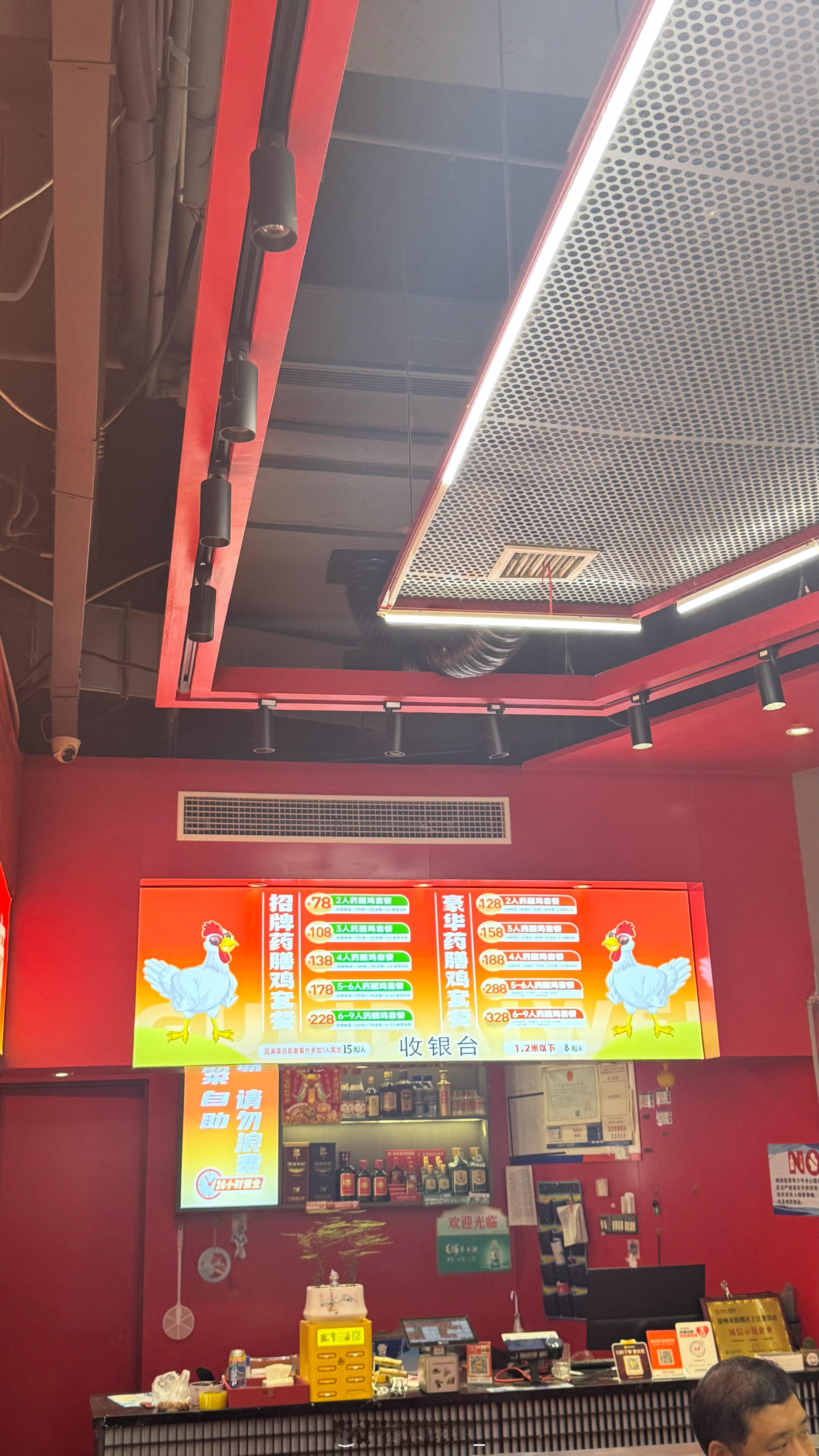 回来搭子早早在酒店给我买了西红柿鸡蛋汤了真幸福，立马出来杀只鸡吃[偷笑] ​​​