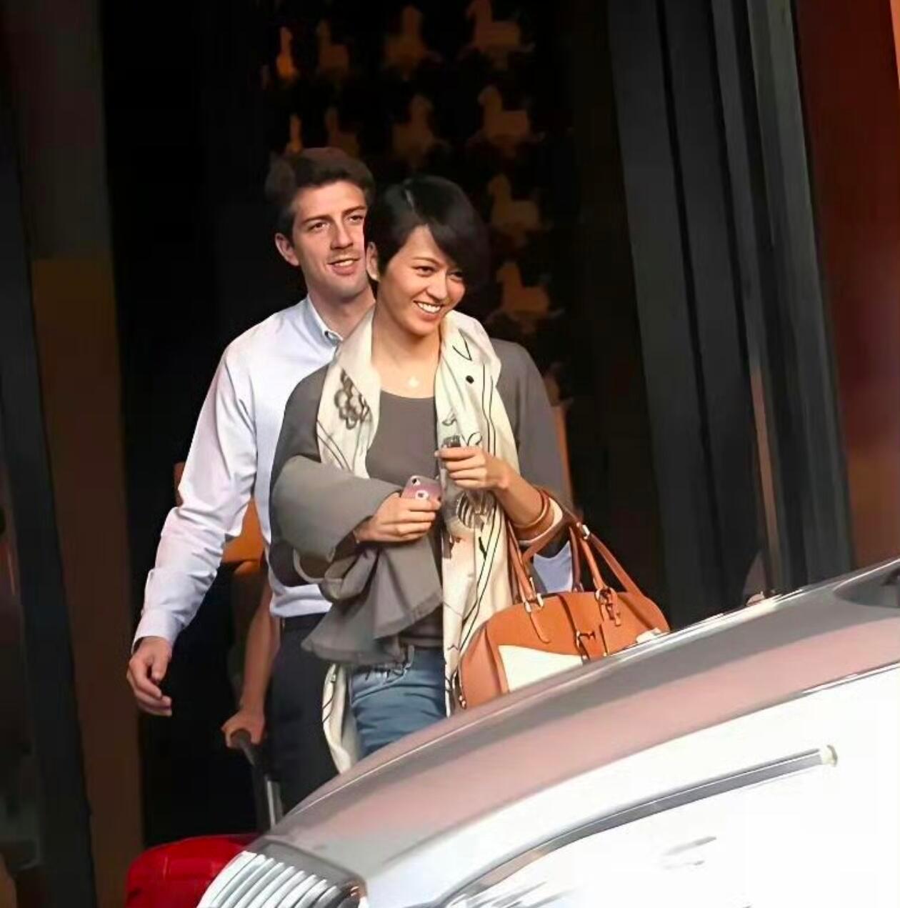 梁咏琪眼光还是很好的。前任现任都是高富帅那种。这是2011年和老公出行时拍的。 