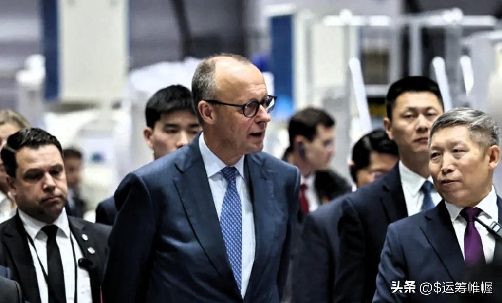 人刚走，茶未凉！德国总理默茨27日已经返回柏林，但德国宝马集团上下，却依然沉浸在