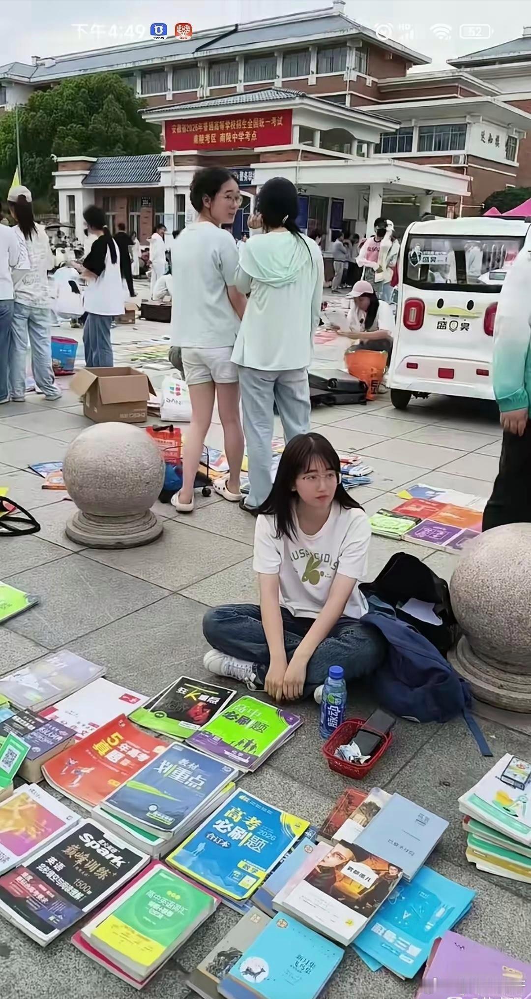 高考结束，校门口这一幕，真不是滋味 