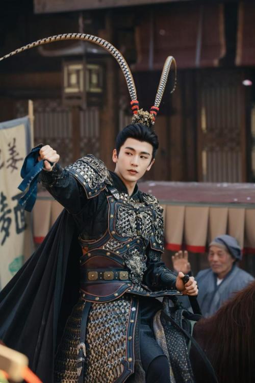 形象塑造的目标都不一样，一个塑造的是玩物，一个塑造的是铁血战将，目标观众不一样。