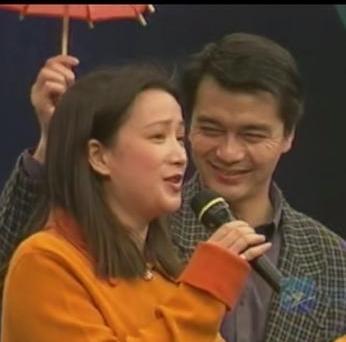 当年的许亚军真爱何晴，那是爱到骨子里的。
但爱是会流动的。
1999年，何晴和许