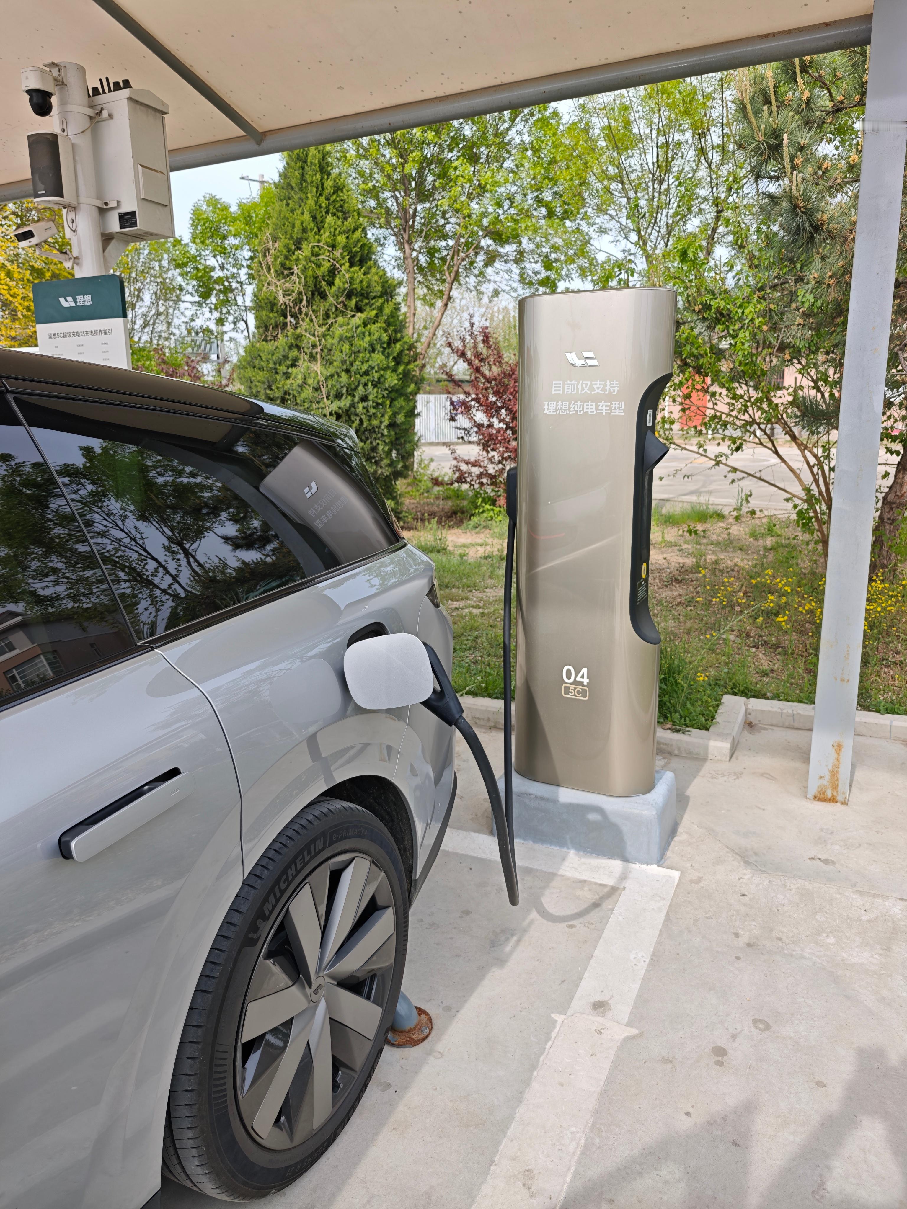 高速临时充个电，随便一个5C桩，插上枪就是450kW以上功率不到一分钟充了105