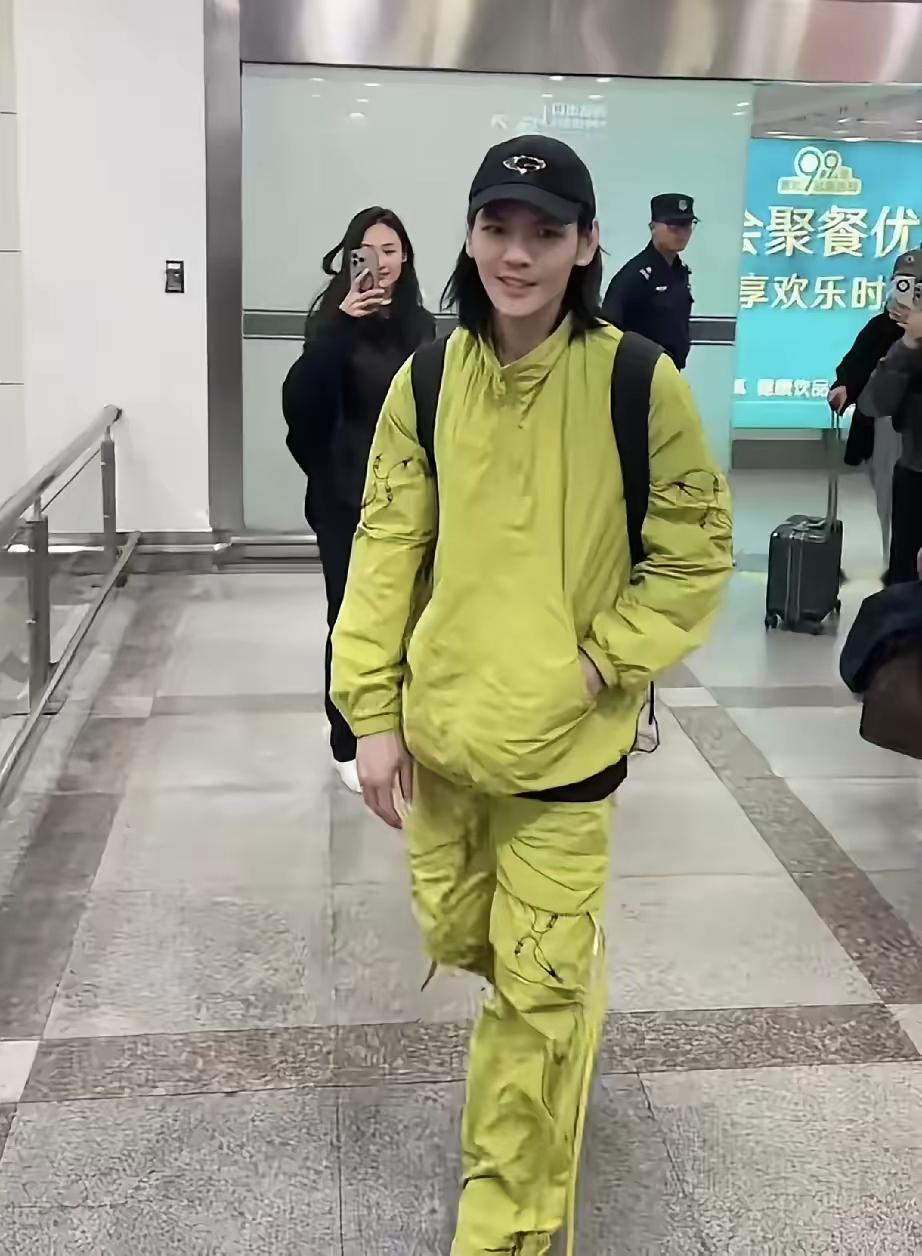 向佐总算是想明白了。自己在娱乐圈不能靠演技，也不能靠综艺。只能靠自己那无与伦比的