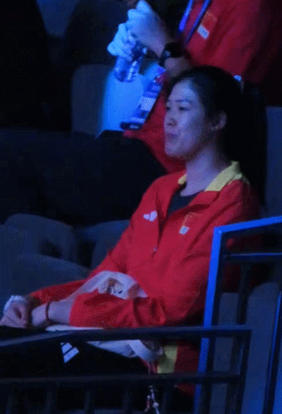 中国女排vs法国女排看台上的李盈莹看着场上的张籽萱、王奥芊，心里想我“妹妹”的头