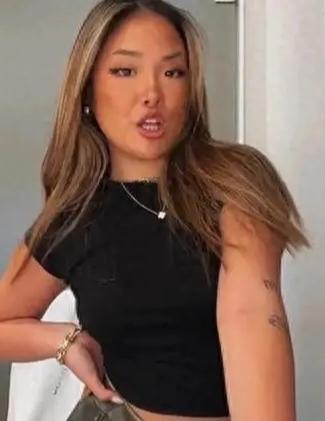 穿搭大胆奔放的张学友大女儿张瑶华近照罕见爆光，她不迎合审美的自信与独特气质，弛自