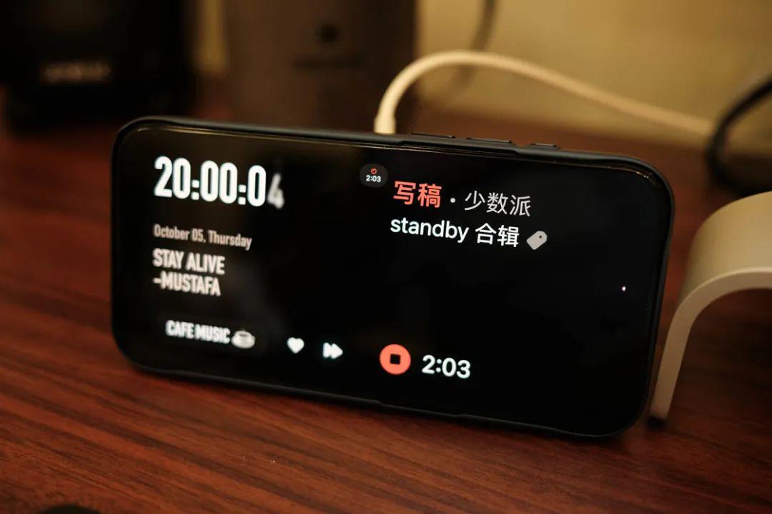 老实说，现在除了流畅度和生态优势，iOS的吸引力真的不大了，iOS17最多人讨论