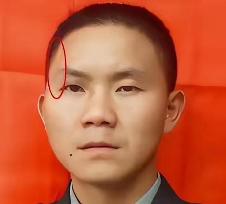 2007年，士兵卢加胜在训练时额头上的疤痕引起了军队政委的注意，在一系列询问后，