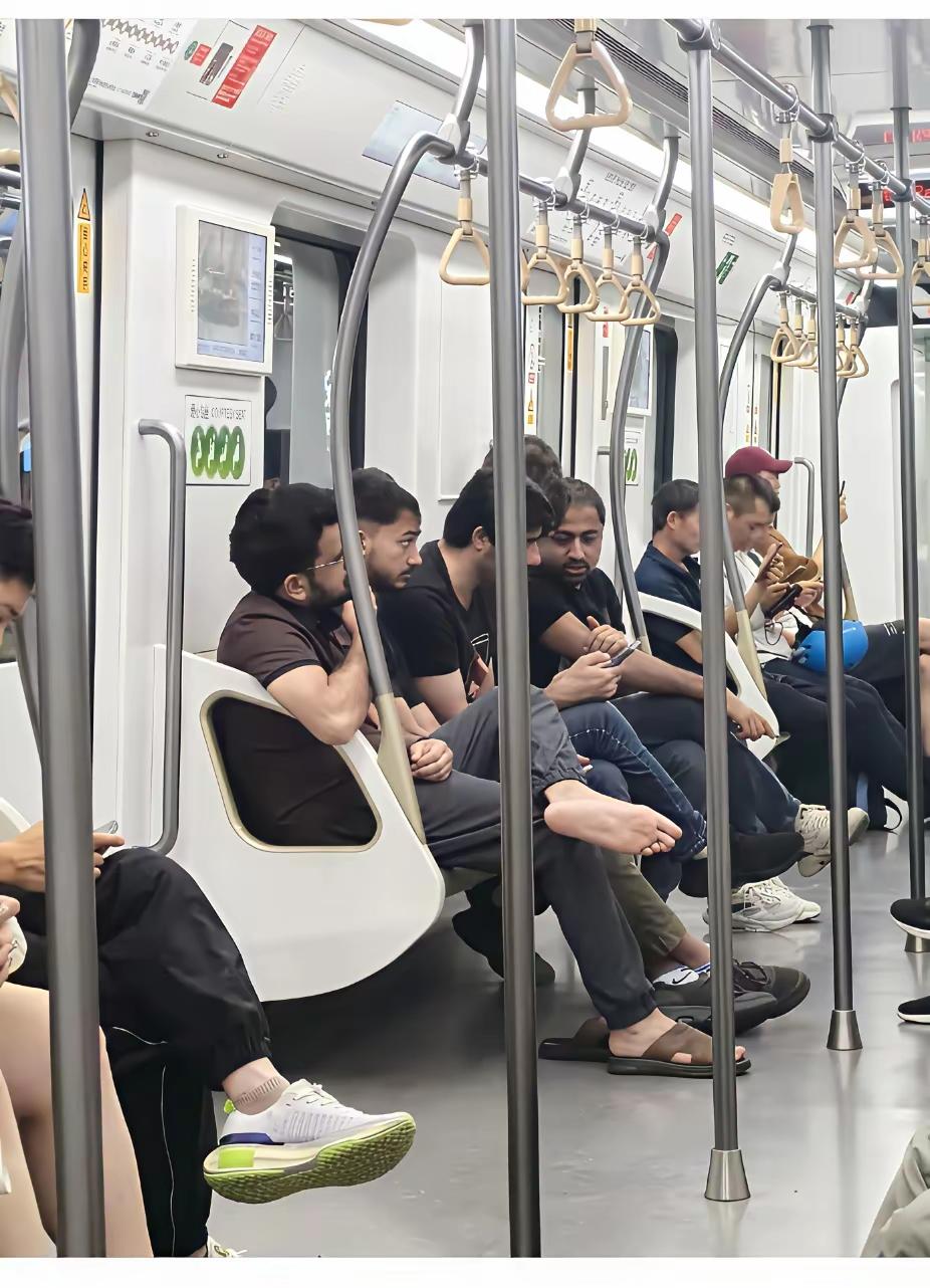 最近发现印度人通过各种移民漏洞来中国的情况越来越多，这对咱普通民众影响可不小。多