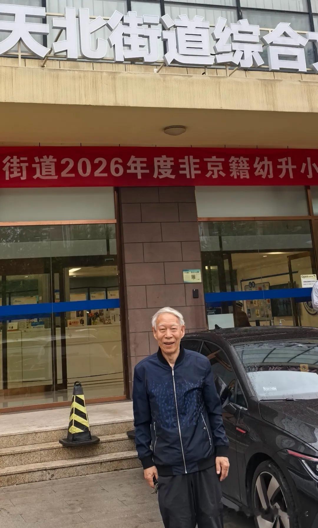 张洪林教授到基层社区宣讲反伪科学，防止群众上当受骗。张洪林教授年届八旬，无论线上