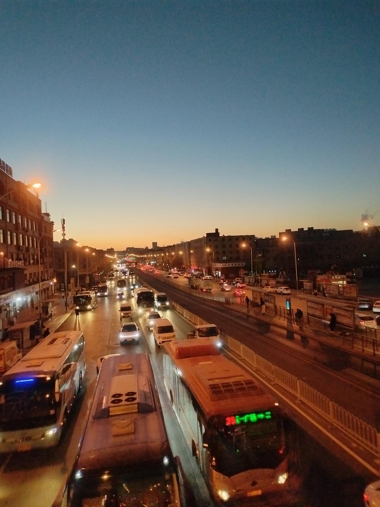 晴空万里迎朝霞，车水马龙伴我行。