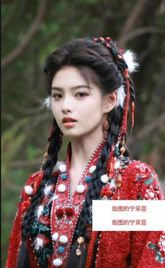 郭敬明减肥营又开始发力了，艾米《百妖谱》路透里明显瘦了一圈，但感觉也跟着少了点少