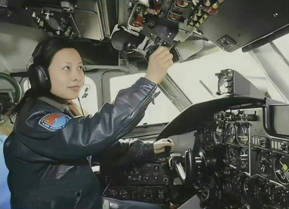 她是拿过区级比赛冠军的中长跑运动员。她是2008年汶川地震执行救灾任务的空军飞行