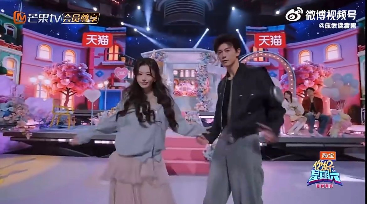 孔雪儿邓凯好六借位吻孔雪儿邓凯好六开场舞有借位吻孔雪儿邓凯开场就放大招，借位吻镜