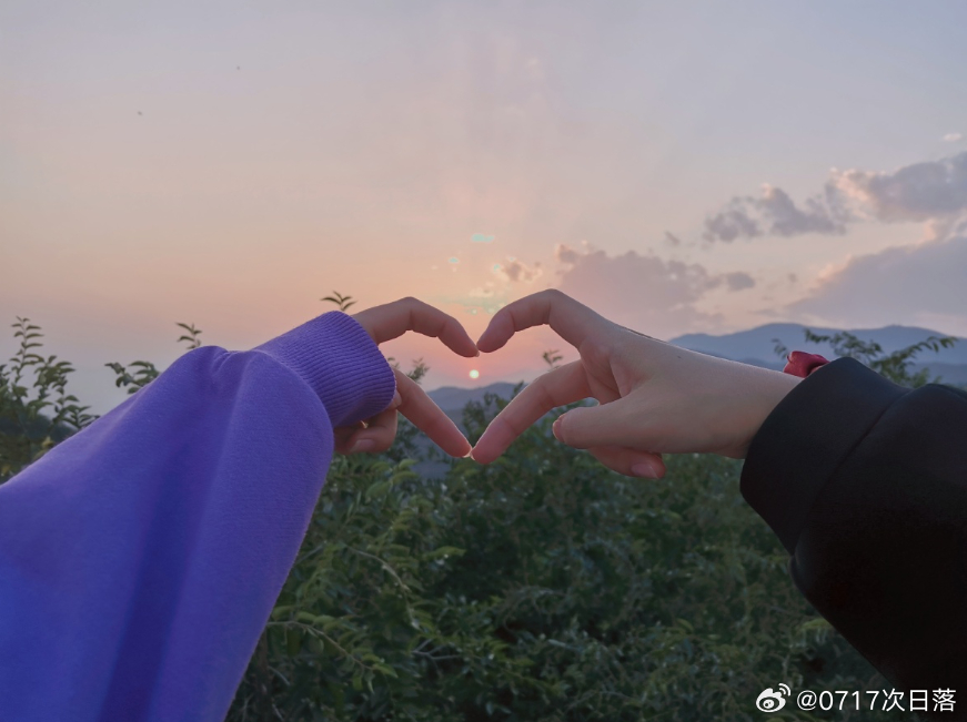 加班结束回到家，既不想应付社交，又不愿独自闷着，我就点开伊对进入语音房间。主持人