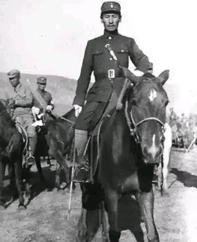 1939年，马占山在路边看见一只野鸡，他抄起猎枪：“打只野鸡上延安炒瓜子。” 猎