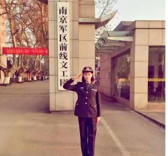 这是“军旅剧女神”侯梦莎，在南京军区前线文工团门口前拍摄的一张罕见照片，镜头中她