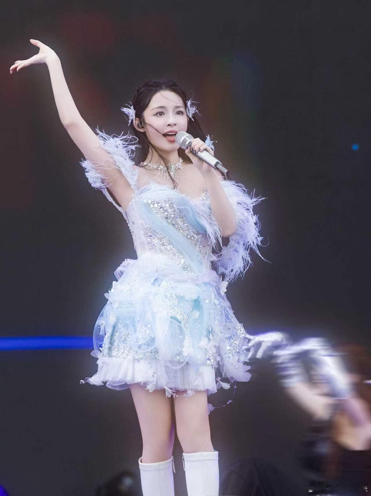 李莎旻子直播有效求职 别人直播放松消遣，李莎旻子是来上班展示简历的，一首首歌唱出