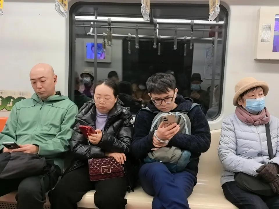 我帮了同事三次，热情和善意都到位了，但是同事爱死不活的认为理所当然，从未感谢一声