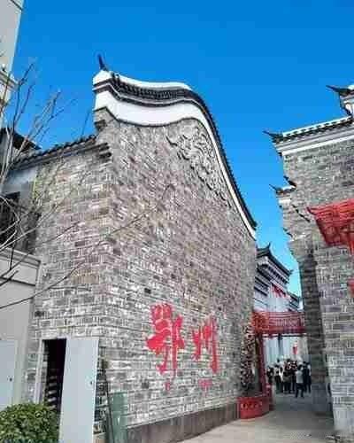 吴都乔街取吴都古武昌与江东二乔的历史典故，是鄂州新晋沉浸式文旅街区。汉唐飞檐搭配