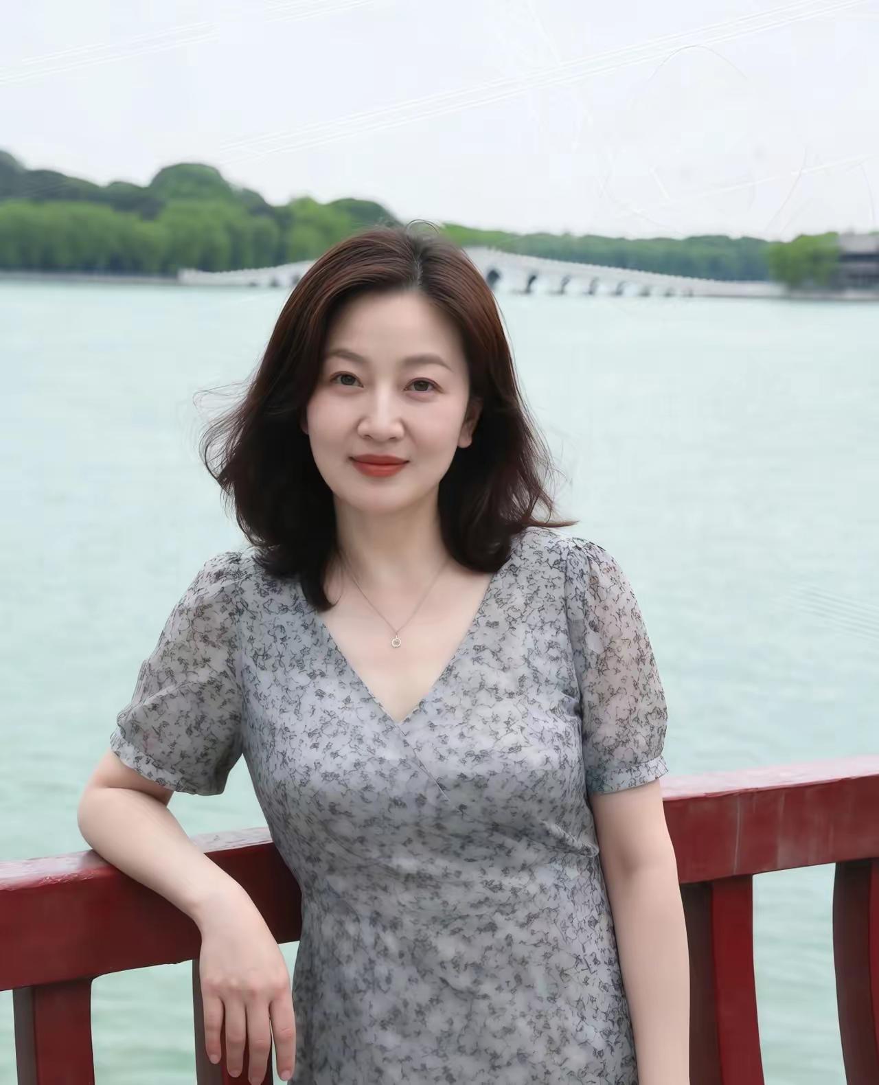 🌿 湖畔微风里的温柔时光
湖畔漫步，悠然惬意，岁月静好。
浅灰碎花裙凸显温婉柔