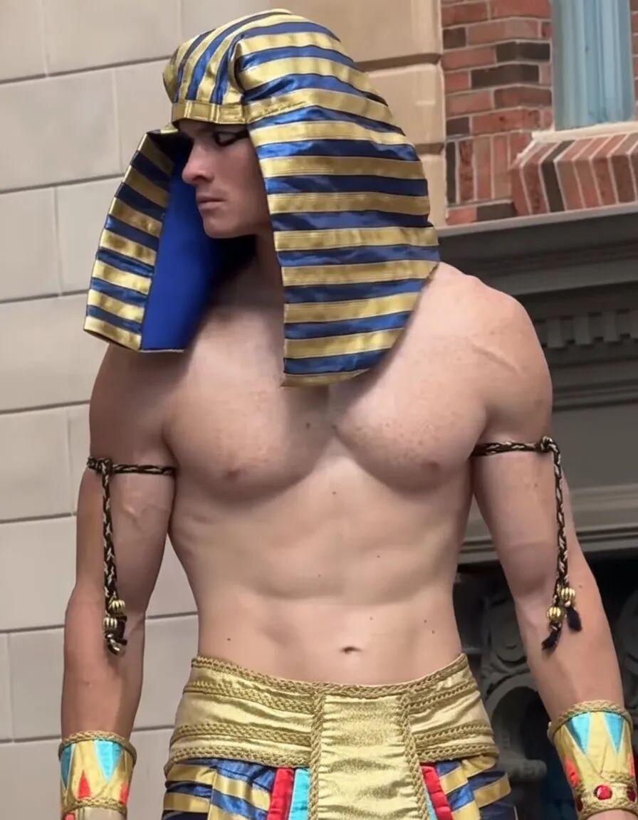 环球影城里的性感法老引发游客关注，在网上走红。


想创作一首新歌《法老，你不懂