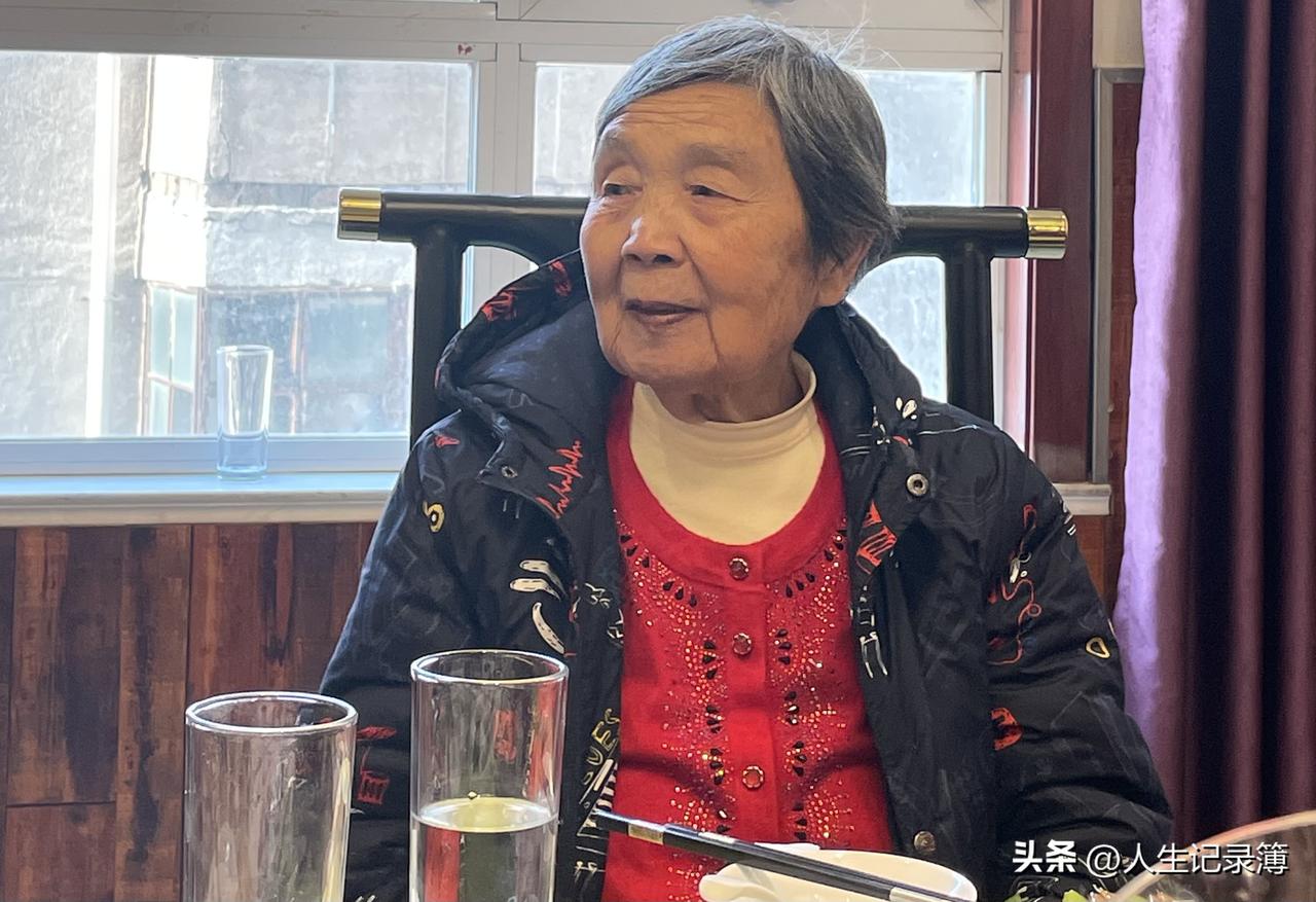 早上锻炼回家就开始吃早饭，我看视频上有南瓜粥，煎鸡蛋，千层饼，煮花生，还有一盘青
