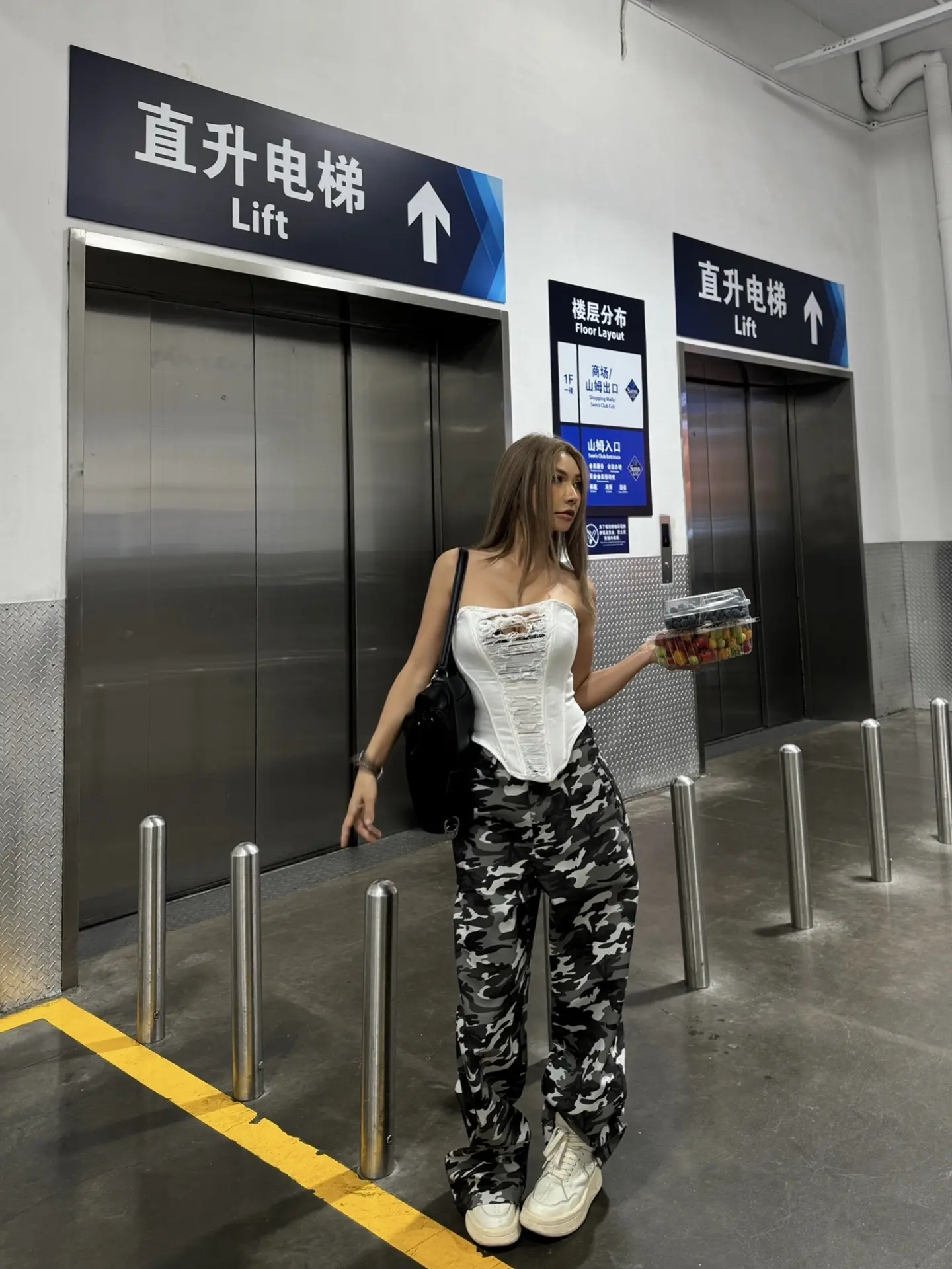 巧了你也穿了白色入镜。