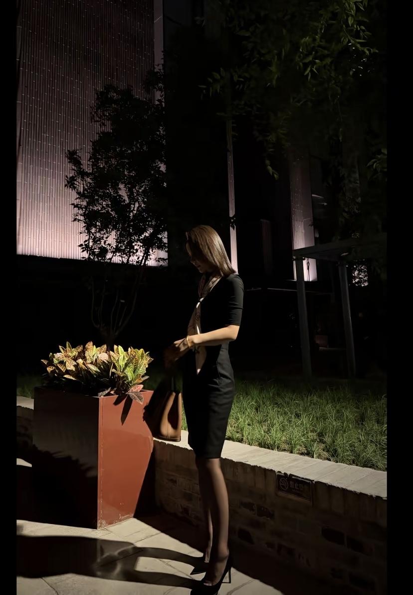 月色如水，影落花间，此景总能引发无尽遐思。
书生子衿在桃李纷飞春夜，以茶敬月，念