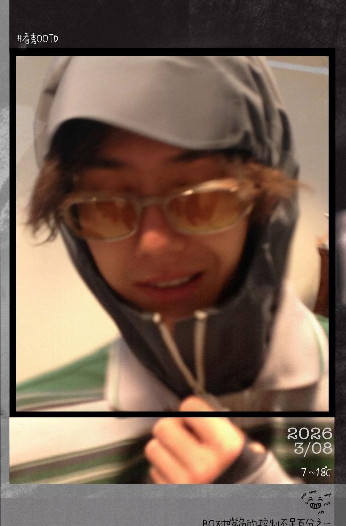 王一博从试装到走秀状态都超稳，在绿荫光影里气场在线，走路从容有格调，每一帧都很有