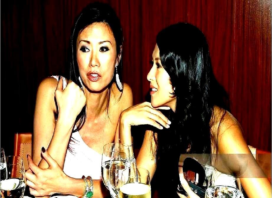 网上到处传，说章子怡跟邓文迪聊天，一看见某个男人，声音都夹起来了。
 
查了半天