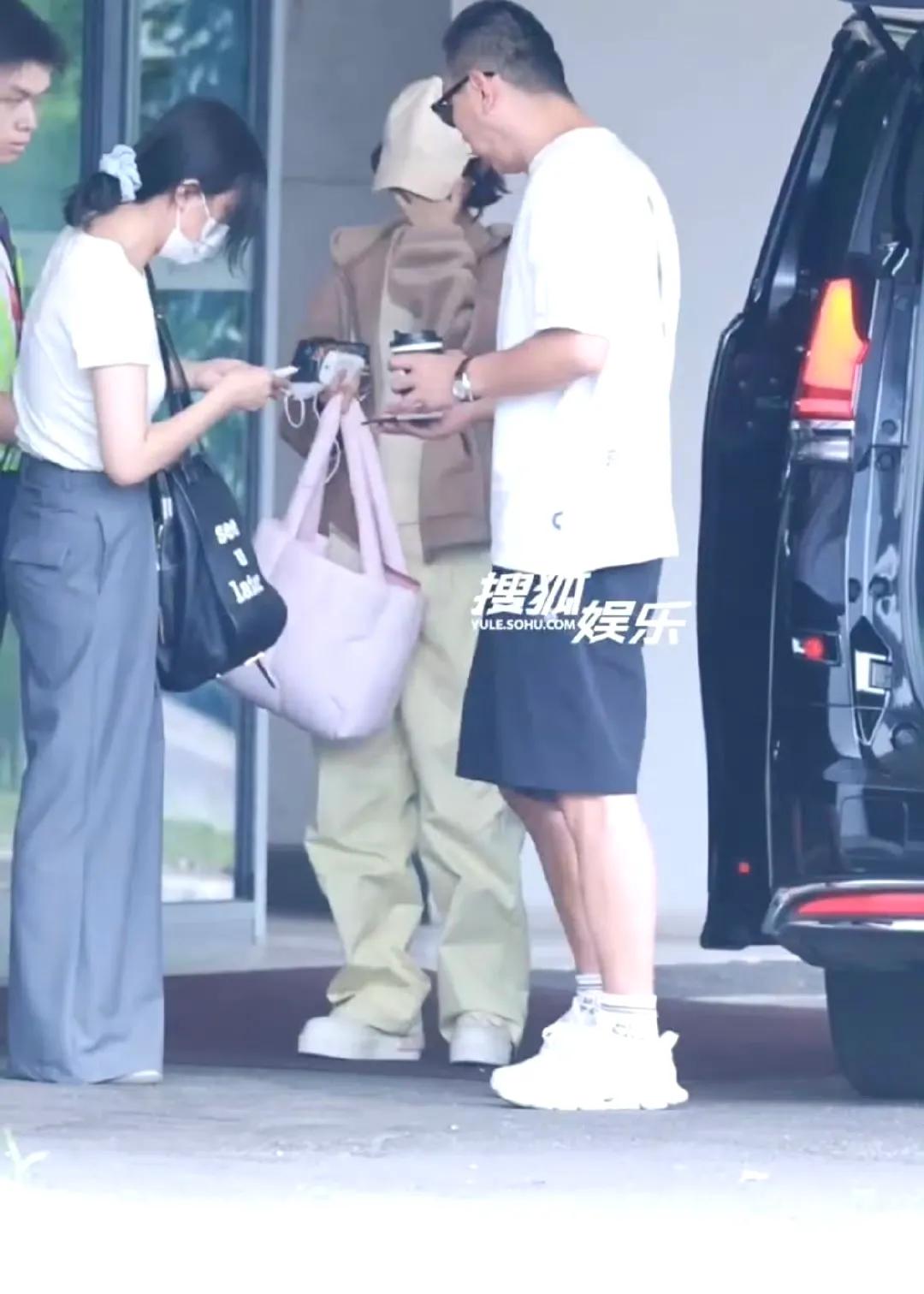 赵丽颖上海机场路透图有！今天是一身工装风格的短发丽颖，毛绒绒的外套看着好暖和好舒